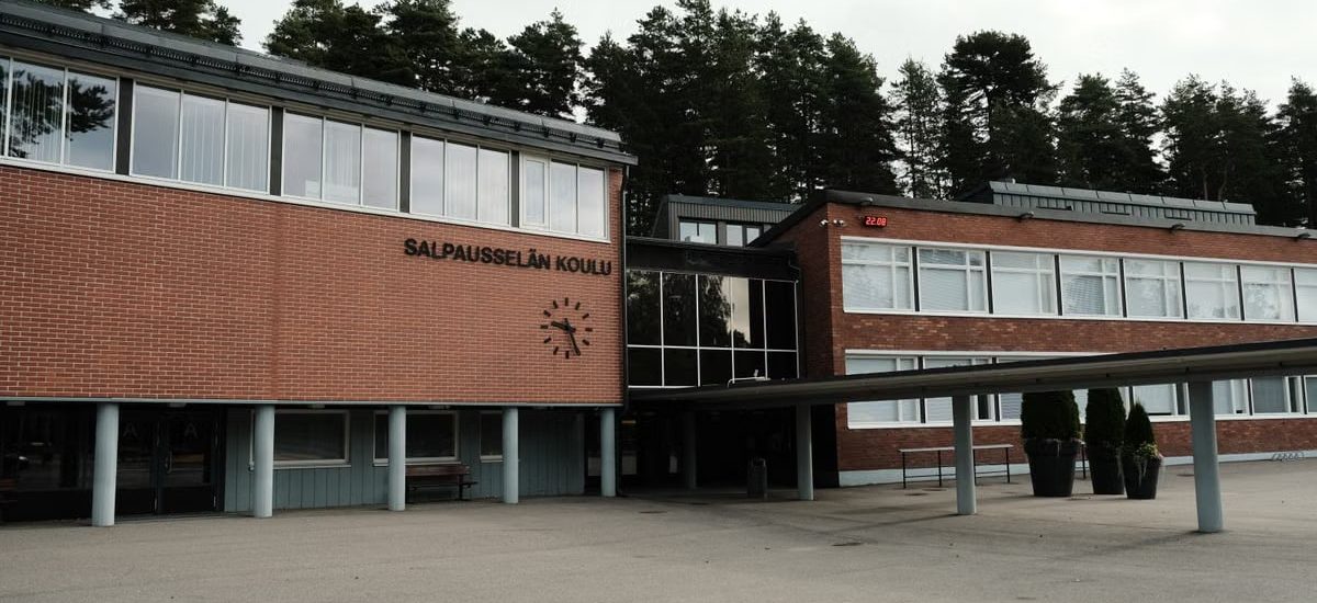 Discover the modern architecture of Salpausselän Koulu in Lahti, Finland captured from an outdoor perspective.