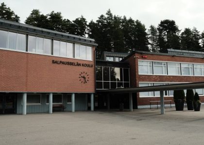 Discover the modern architecture of Salpausselän Koulu in Lahti, Finland captured from an outdoor perspective.